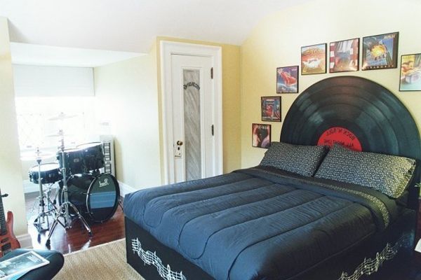 elegant-student rom-med-en-svart-sengs