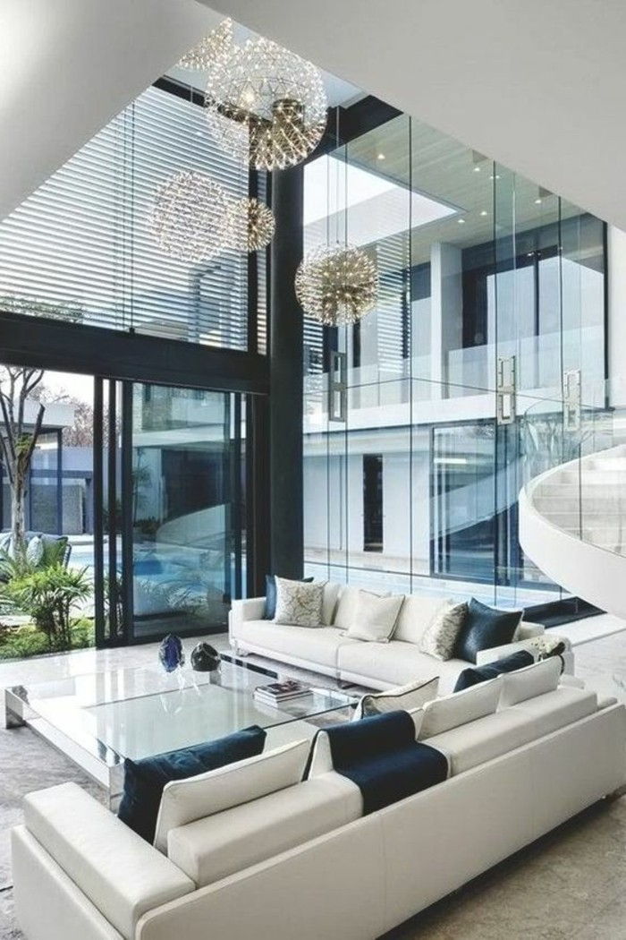 elegant-living-in-hvitt-farge-med-moderne-tak panel