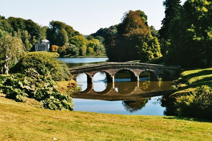 Anglų sodas kraštovaizdžio parkas Tiltas ežeras Antikvariniai Statybinės medžiai krūmai