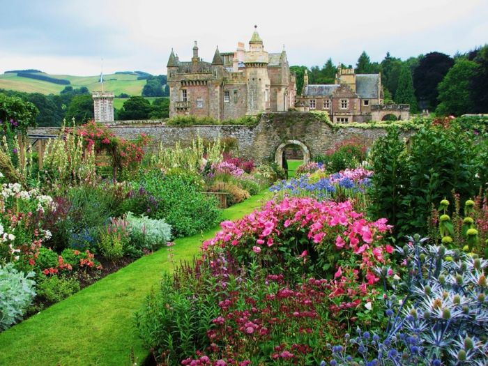 Anglų sodas pilis siena akmens puikus gėlių ryškus spalvos žolė gamta