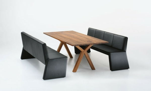 Jedilnica-klop-s-počitek-dve-črne klopi - in lesena miza vmes