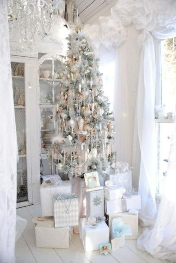 białe świąteczne dekoracje - piękna choinka