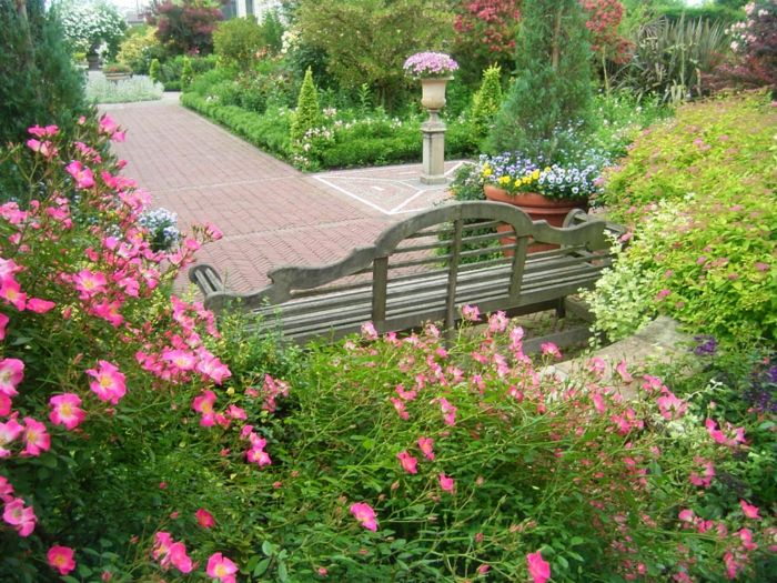 Exóticas belo jardim de flores arbustos British Bank