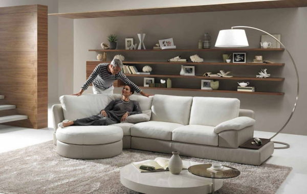 extravagantná lampa v modernej obývačke - biele kusy nábytku
