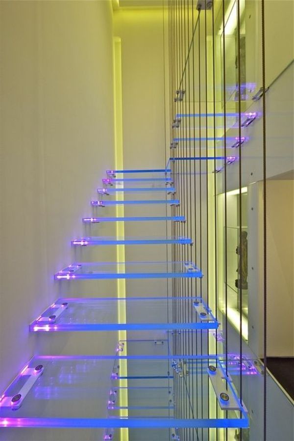 Nastran Chic-stopnišče-razsvetljavo-v-svetle barve
