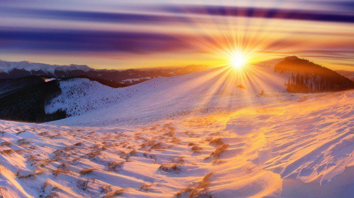 fabelaktig naturlig-snø-fjellene Sunrise