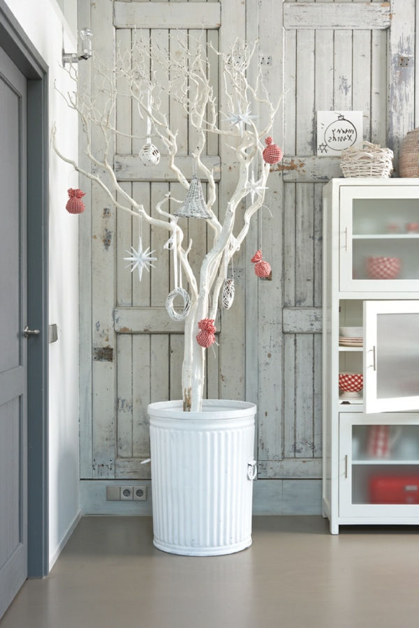 białe świąteczne dekoracje - drzewo w pokoju, udekorowane jak choinka