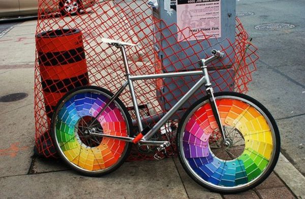 bisiklet-dekorasyon-renkli-tekerlekler-sokakta