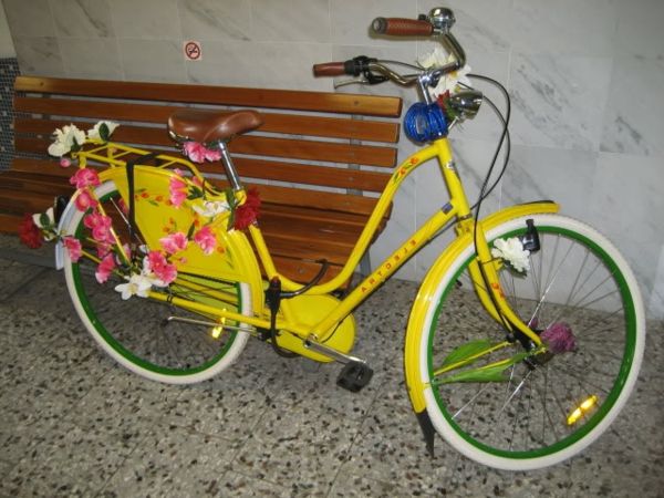 bisiklet-deco-sarı-ile-çiçekler - yanında kahverengi bir tezgah