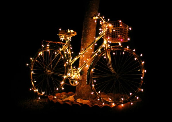 Bisiklet deco ışıklar arka planda siyah