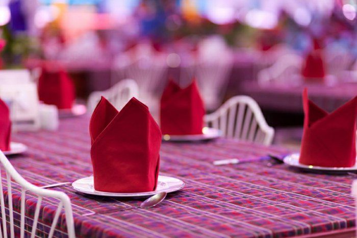 veľký stolové dekorácie s elegantným-skladané červená obrúsky
