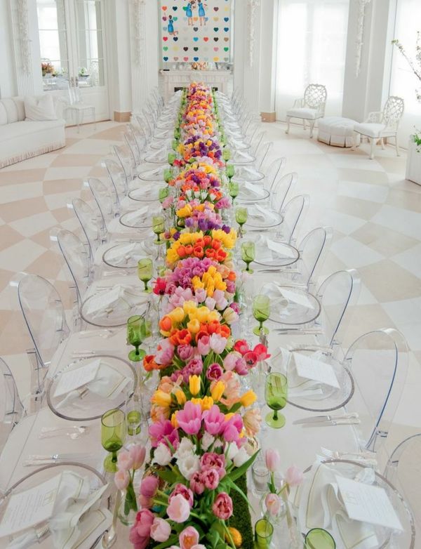 stor tabell dekorasjon med tulipaner