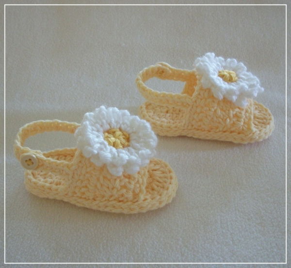 med-blommor-virkade fantastisk-baby skor-med-super-vackra-design-virka-stora-praktisk-idéer-sandals-