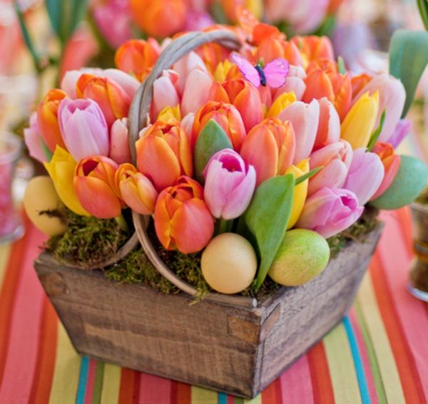 fantastisk fargerike bord dekorasjon med tulipaner