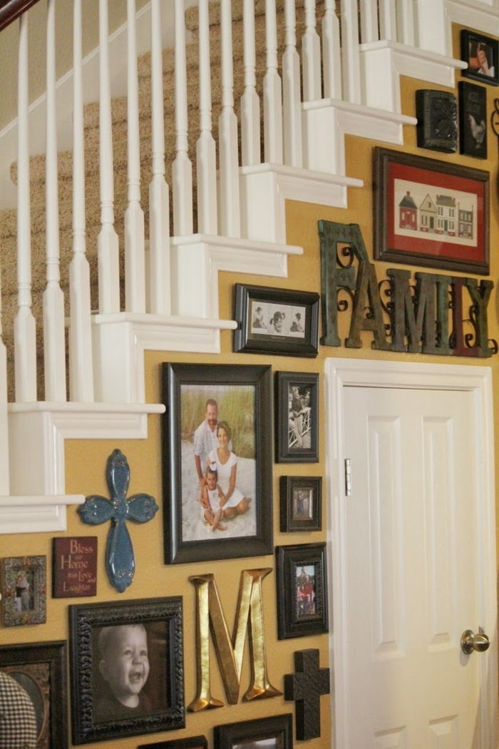 Dekorer trapp - malt gul, familie bilder henger og det er ordet familie