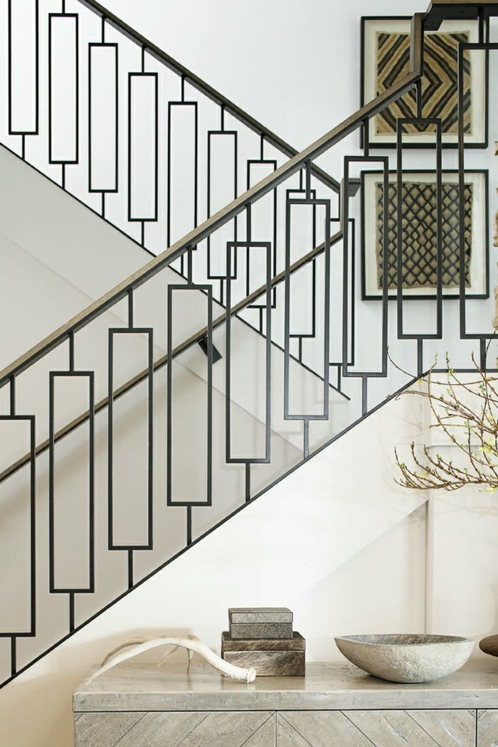 to veggmalerier med forskjellige mønstre, en hylle med dekorative elementer - trapp dekorere