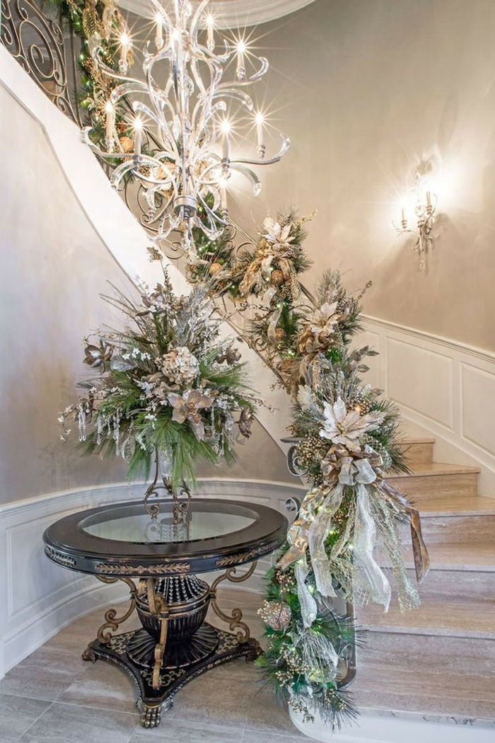 en skinnende trappdekorasjon til jul med grener og blomster