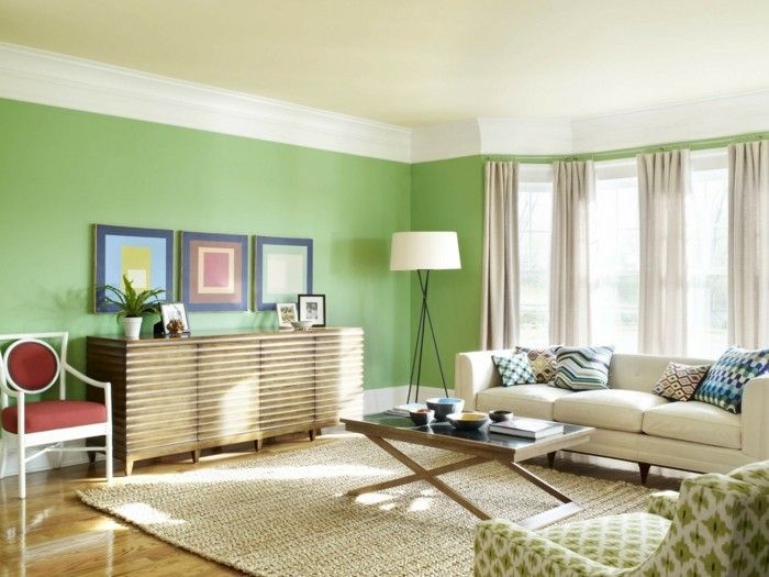 färgsättning-levande gröna väggar Lång-gardiner-in-two-vit-grön-soffa-stol-mattan-trägolv-Stehlampe trä bordsväxt röd stol