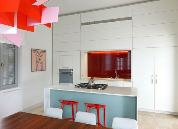 spalvotas dizainas-kriaukle-raudona-mėlyna-balta-virtuvė-dviejų raudonų-barstool-virtuvė-sala ir spintelės baltos spalvos