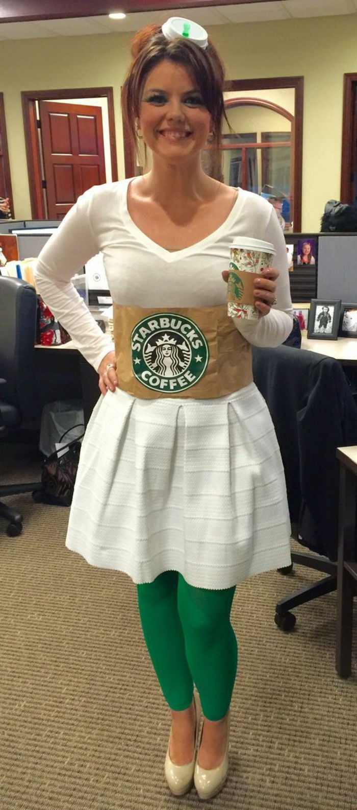 en Starbucks kostyme for å lage deg selv - som et krus med logo