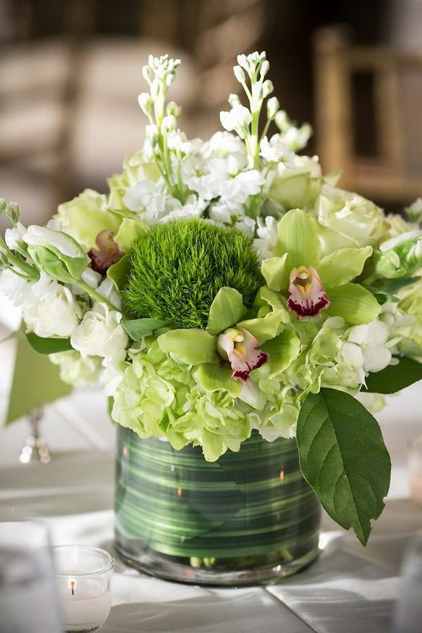 tavola di festa decorazione-con-fiori e candele