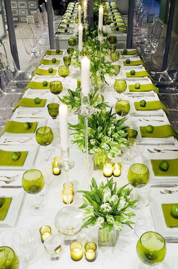 bicchieri e tovaglia bianca tavola festiva fiori e verde decorazione-con-