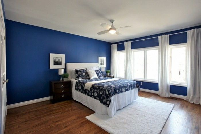 feng-shi-sovrum-design-blue-dark-dubbelsäng-vit-färg-vit-plueschteppich-trägolv-plantering Lång ridå-vit-dörr
