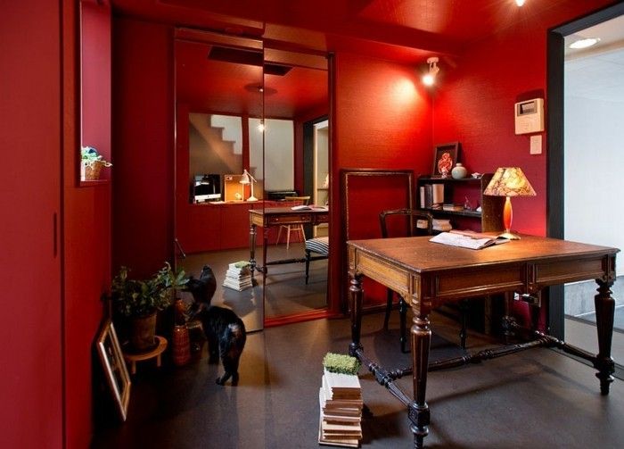 Feng Shui färg arbetande hörn-röd-färg-Feng-shui-spegel-indirekt-ljus-desk-massivt trä-växt-Wanddeko