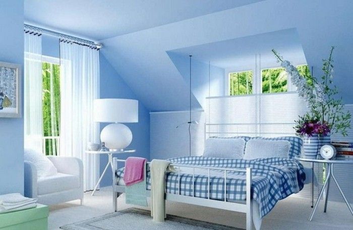 färgsättning sovrum-feng-shui sovrum-blue-färg dubbelsäng gällt-persienner-växt vita golv lampa natt stol och vitt