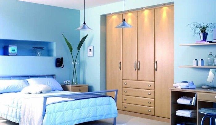 färgsättning sovrum-feng-shui sovrum-blue-färgad-dubbelsäng-indirekt ljus växt-desk-trä stora garderob-dekorativa vägg nisch