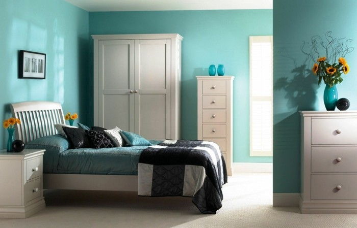 färgsättning sovrum-feng-shui sovrum-in-blue-färg olika-nyanser-of-blue-dubbelsäng-vit-teppisch-vit-skåp-vas