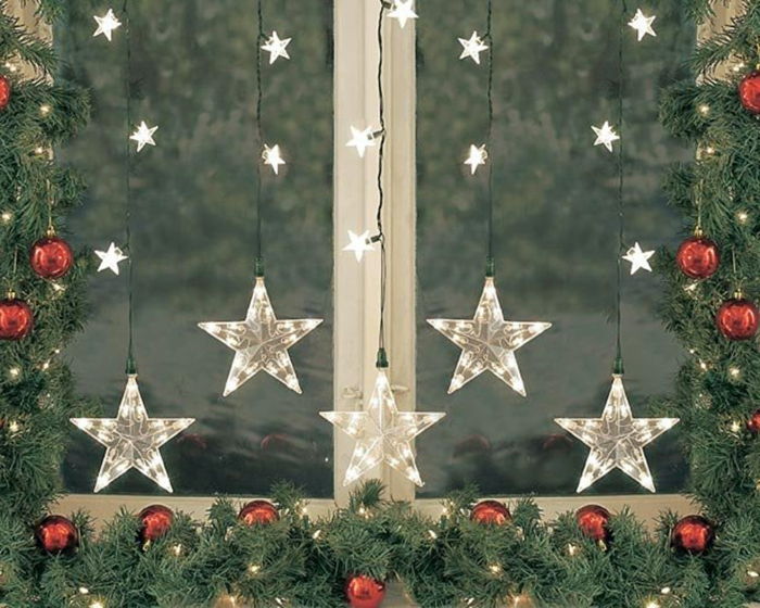 Dekorer vinduskarmen med nålergrener og røde graner, vinduefeilllys med små og store LED-stjerner