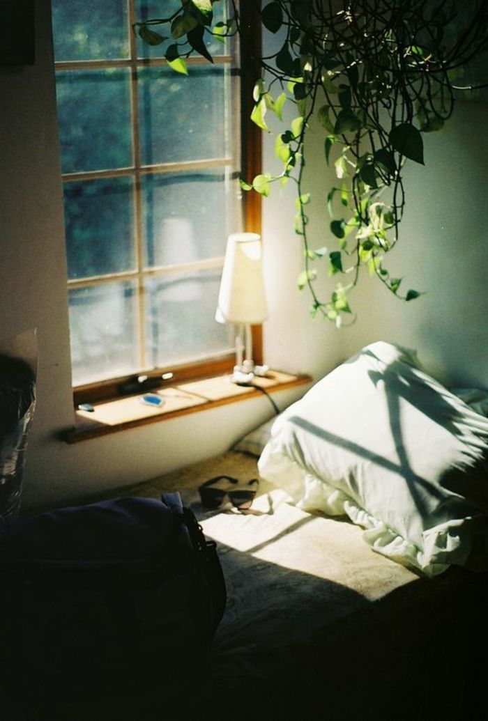 Treliça de madeira janela e pequena lâmpada para janela
