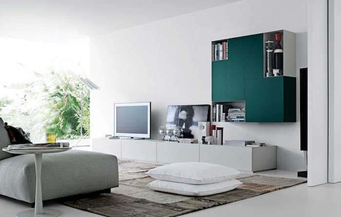 tv woonkamer wandkandelaars in de woonkamer design turquoise kleurige wandkussens sofa fauteuil kussens decor witte kussens op de vloer
