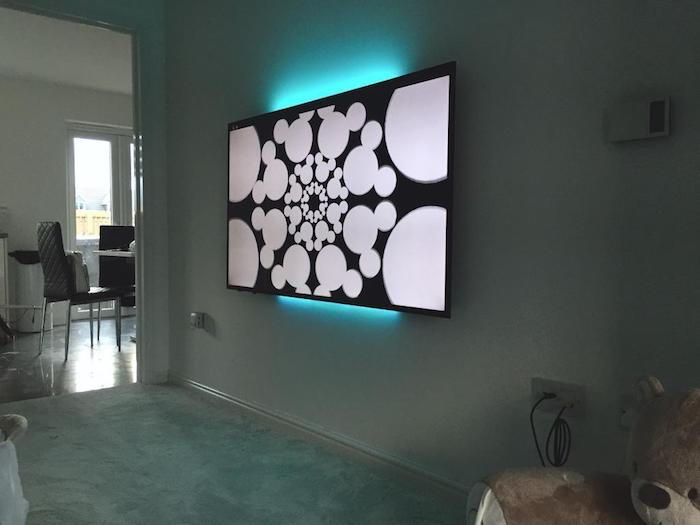 tv levende vegg-tv veggvegg design ideer svart hvit design tv med led lys bak