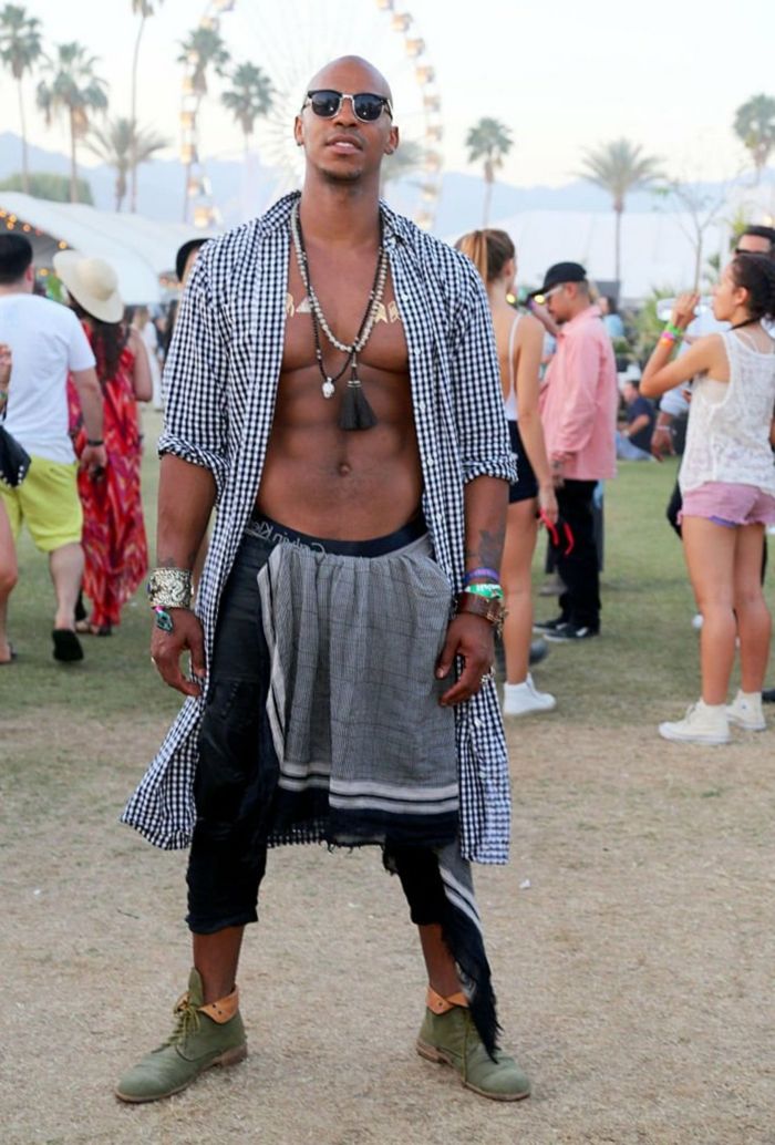 Coachella festival nápady, čo muži môžu nosiť dlhé košele dlhých reťazí okuliare náramky