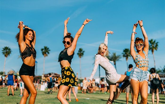 coachella festival túto fotografiu ukazuje, koľko zábavy ľudí na coachella majú šťastné ženy