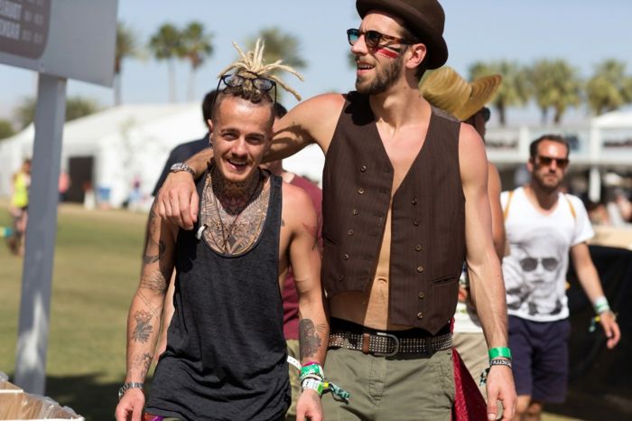 coachella prináša ľuďom bližšie nové priateľstvo, aby dva mužov účes tetovanie
