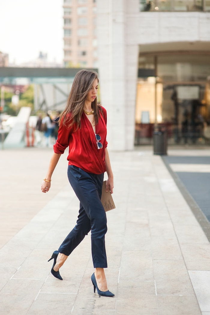 oblečený kód neformálne elegantné žena červená a modrá kombinácia outfit modrá vysoká podpätka elegantná dáma
