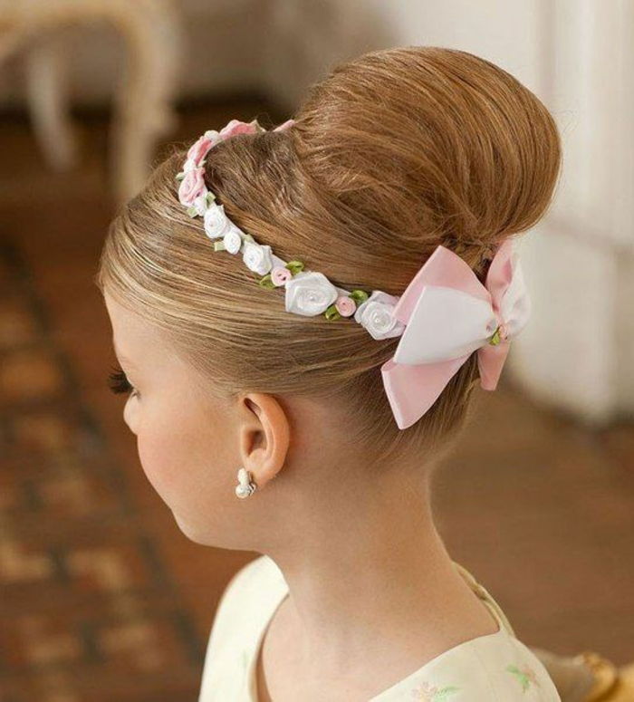super elegancka fryzura dla dzieci na imprezę z treskami białych róż i różowymi kokardkami, szykowne fryzury