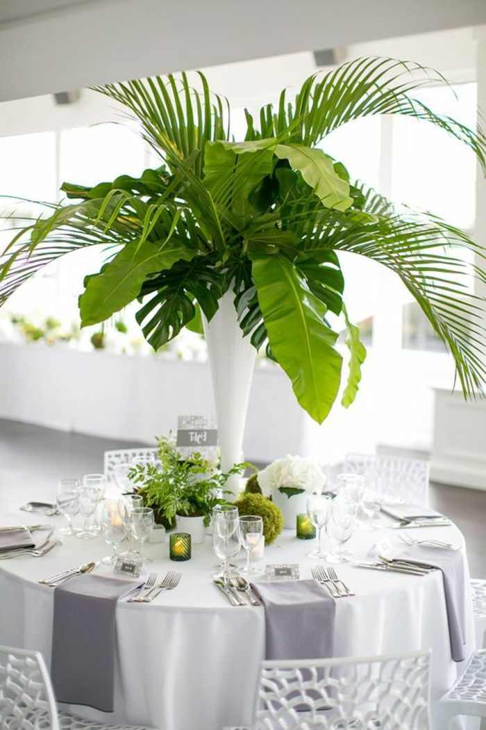 apdailos patarimai, balta antklodė, didelė vaza su žaliais lapais, tealight laikiklis