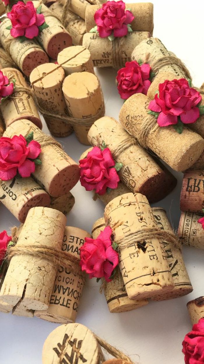 dekoravimo patarimai, diy stalo pavadinimai, pagaminti iš vyno kamšalų, dekoruotų rožėmis