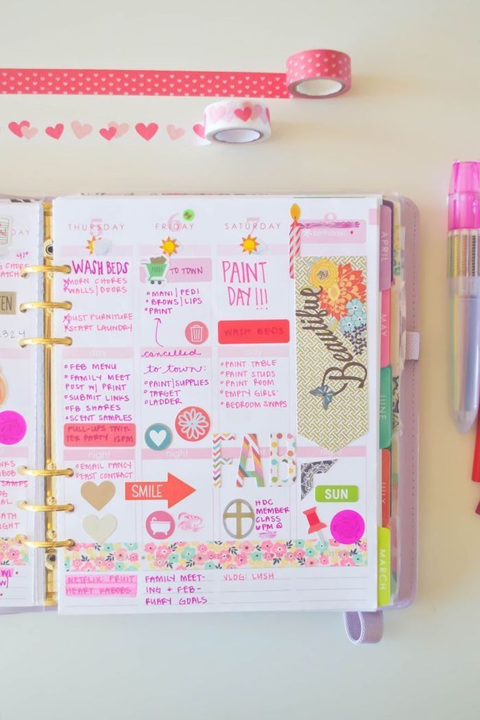 decorând un notebook roz cu frumusetea inscripției, cu un colorat colorat Filofax