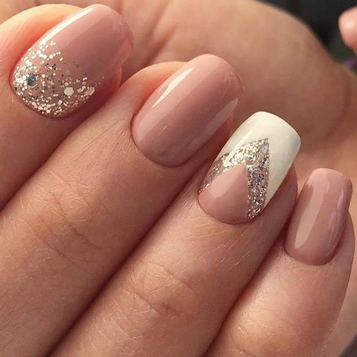 Idee di design per unghie in gel per imitare le unghie gel fai da te colore colore della pelle o rosa decorato con bianco e argento splendidamente