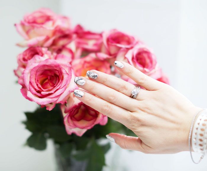 nechtový vzor, ​​strieborný prsteň s rozmermi, sklenená váza s ružami