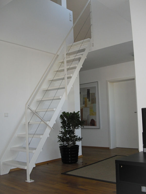 ploché schodisko z oceľového schodiska v bielej farbe žijúcej v ideálnom priestore