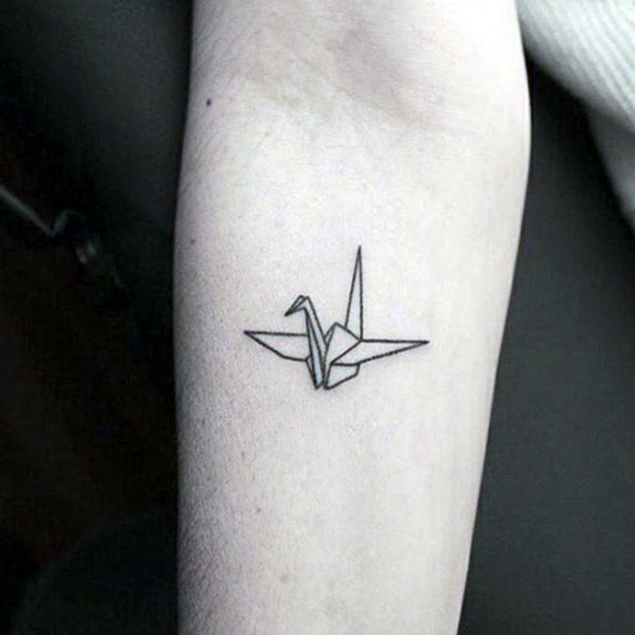 zdjęcia na temat tatuażu origami - oto czarny tatuaż z małym latającym ptakiem origami