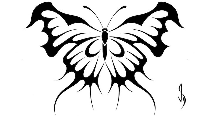 juodas didelis tatuiruotė su labai gražiu juodu drugeliu su dviem juodais sparnais