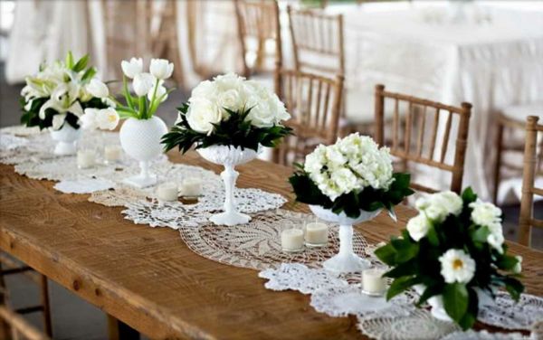 medienos-stalo-gėlės deco-in-balta