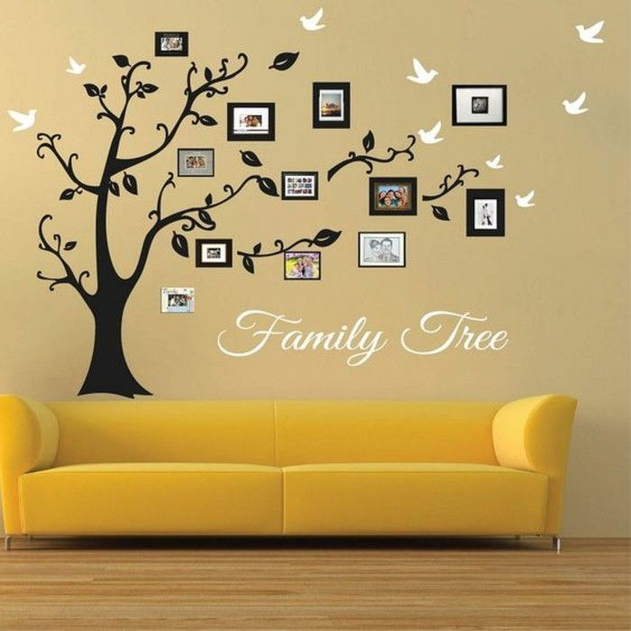 fotowand-idéer-släktträd-grå-soffa-golv vägg av trä-ljusbrun